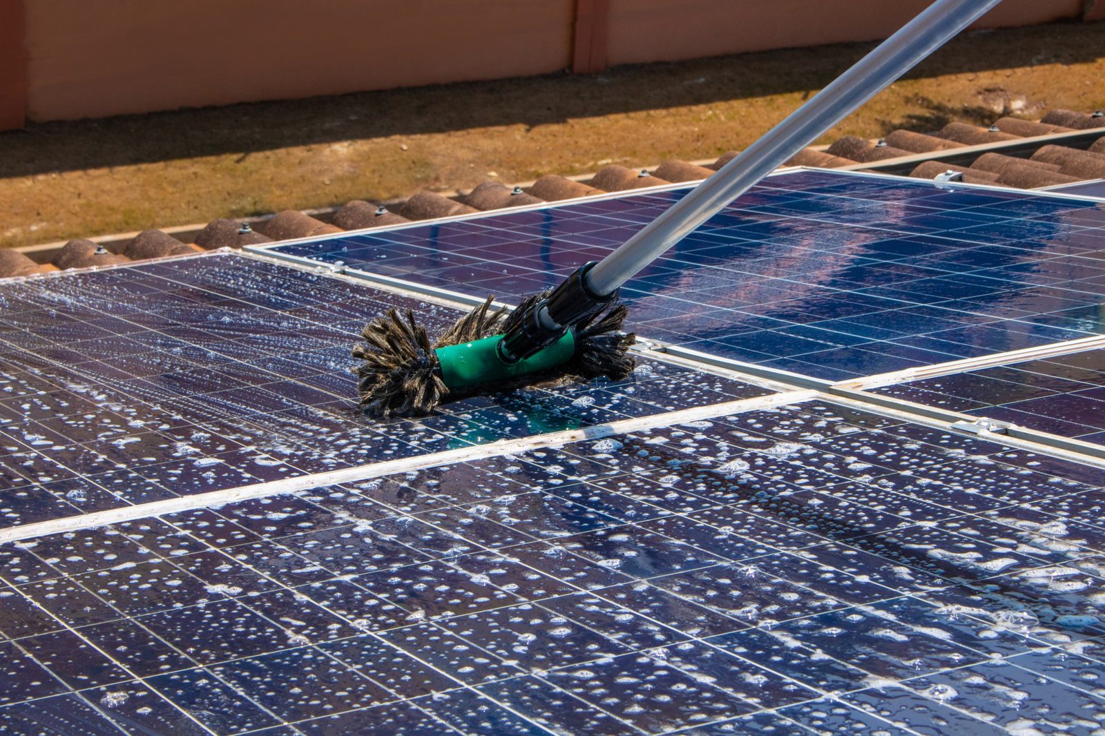 Pannelli fotovoltaici durante il lavaggio con acqua demineralizzata